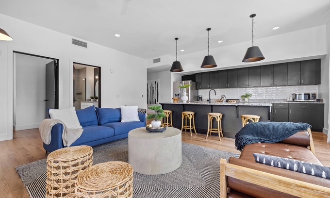 Historic Waverly Copropriété | 8 Minutes to Broadway-Balcony-King Beds-Walkable