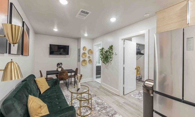 Old East Dallas Appartement | 8 minutes to DT | 1/1 w/Parking (204)