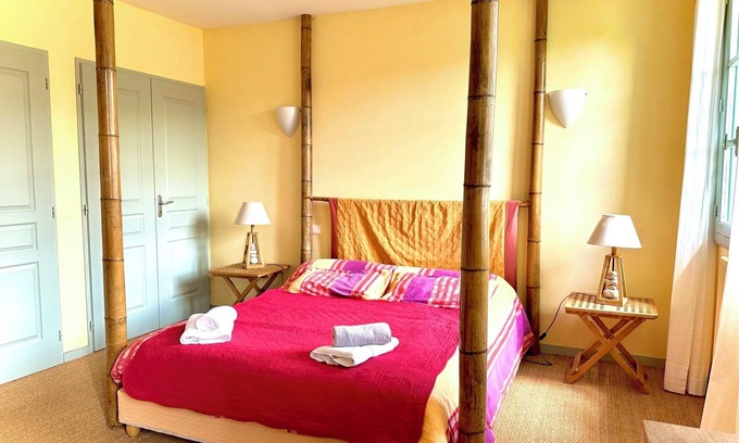 Estadens Cabine | 8-person self-catering cottage with shared pool and private garden facing the Pyrenees Mountains