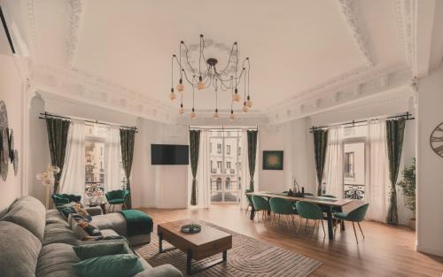 Centro Appartement | 8 rooms, 6 bathrooms over Gran Via Street