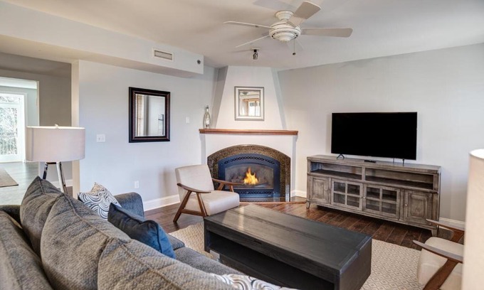 Asheville Maison | 8 Village Lane 200