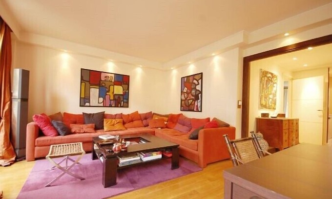 16th Arrondissement Appartement | 800 pieds carrés refait Apt près de la Seine, W / LIFT & W / terrasse + A. C. jusqu'à la tour EIFFEL