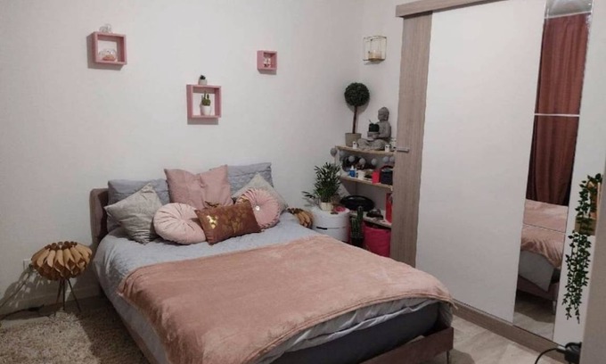 10th Arrondissement Enclos-St-Laurent Station Balnéaire | 85 m² Chambre privée ∙ 1 chambre ∙ 3 personnes