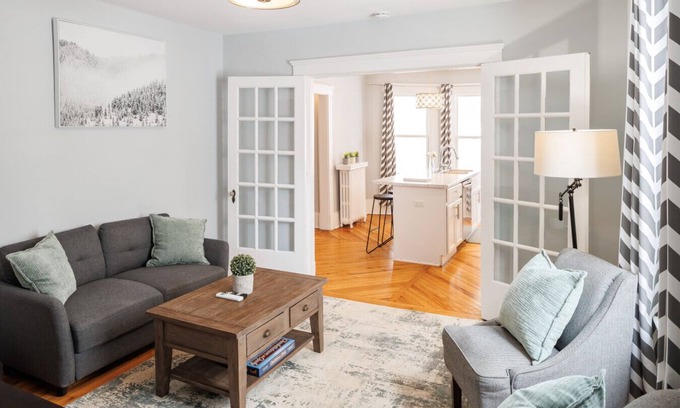 Queens Square Maison | 86A King Bed 2bd 3bt on Queen St. Downtown