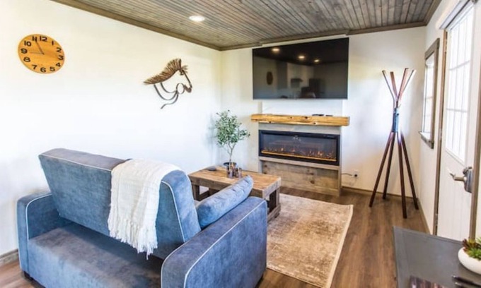 Wills Point Maison | 88888 Pickleball Ranch - Guesthouse 2-private jacuzzi-minutes from First Monday!