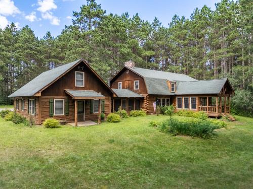 Mauston Maison | 8BR 5BA Huge Dog Friendly Log Cabin near Wisconsin Dells and Lake sleeps 25plus