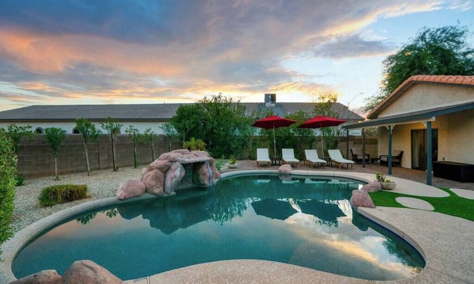 Sunset Ridge Maison | 8BR home with heated pool, spa, golf simulator