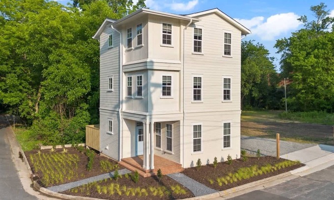 Durham Maison | 8BR Urban Retreat w/Deck, Near Downtown Durham