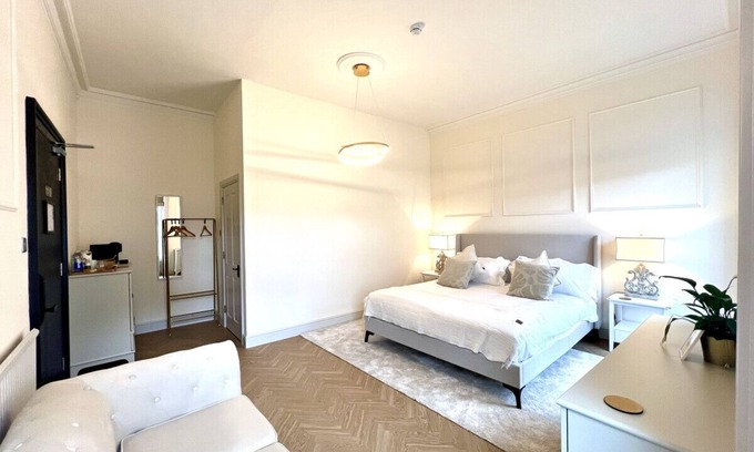 Auchterarder Maison | 9 Bed ApartHotel Exclusive Use in the heart of Auchterarder, Scotland