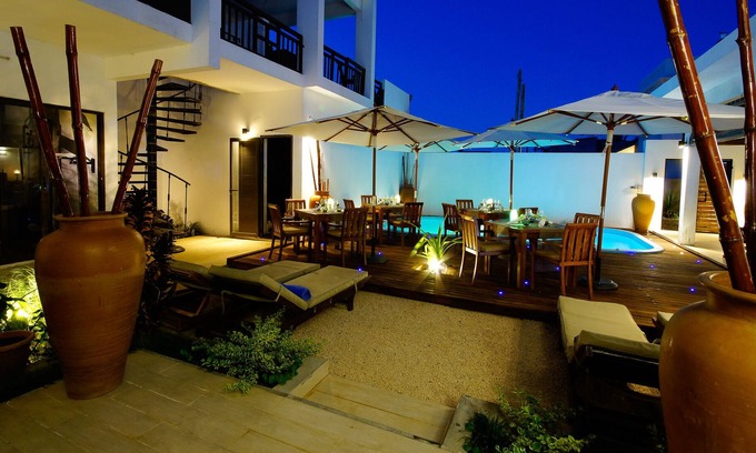 Port Louis Maison | 10 Chambres dans une belle villa avec piscine et bar avec une table dhote