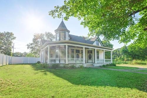 Waverly Maison | 9 Mi to Kentucky Lake Spacious Victorian Home!