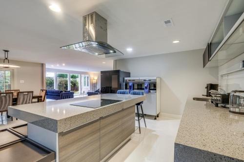 Bethesda Maison | 9 Mi to National Mall Spacious Bethesda Retreat!