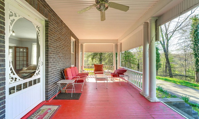 Redstar Maison | 9 Mi to New River Gorge: Spacious Retreat w/Porch