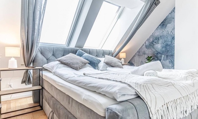 Favoriten Appartement | 9 min to Center - Luxury Airconditioned w/ Balcony