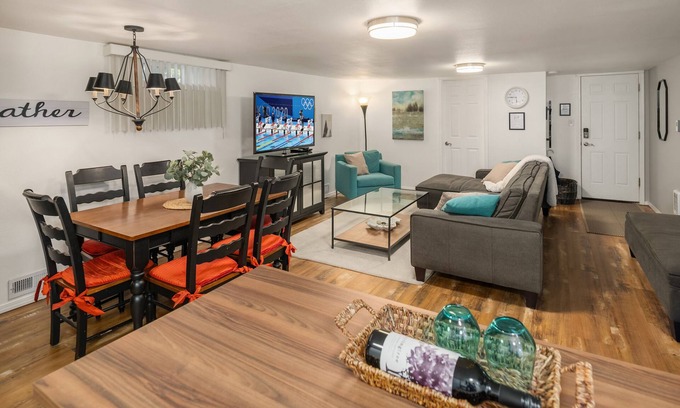 Three Tree Point Appartement | 900 Sqft Modern One Bedroom Close to Ocean/Airport with W/D and Private garage