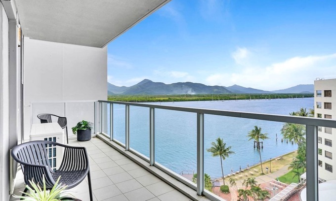 Cairns Central Business District Copropriété | 901 Harbour Lights- Luxury 2BR Waterfront Apartment | Stunning Marina Views | Pool + Sauna