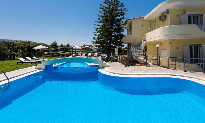Houdetsi Villa | Piscine de 90m2, football, basket-ball, gymnase, aire de jeux, volley, ping-pong et bien plus encore