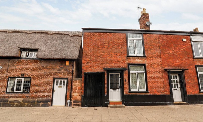 Frodsham Cottage | 91 MAIN STREET, pet friendly, character holiday cottage in Frodsham
