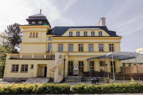 Jiloviste Hôtel | 96 m² Hôtel ∙ 8 personnes