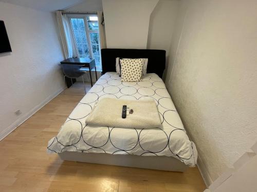 Edmonton Appartement | 96TR Double bed bedroom - Edmonton green