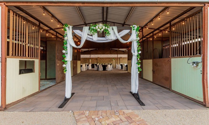 Glendale Maison | 99 Palms Events: BARN, Pool, games, grass, 6 beds