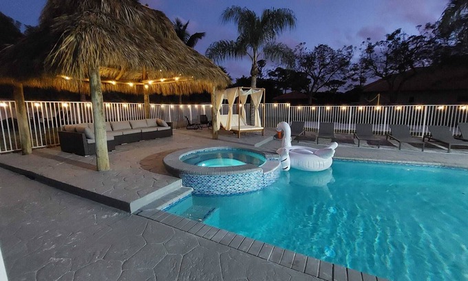 Coconut Creek Maison | 9BR5Baths Mega Estate Heated pool and Jacuzzi+Theatre+Mini Golf Beach Volleyball
