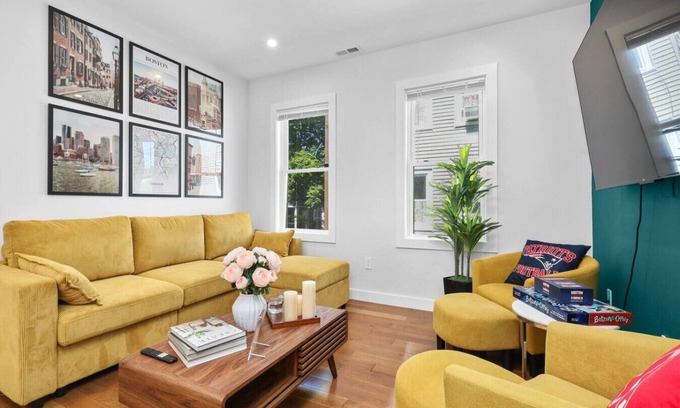 East Somerville Maison | 9BR6Bth Entire House Parking MIT/Harvard/TD Garden