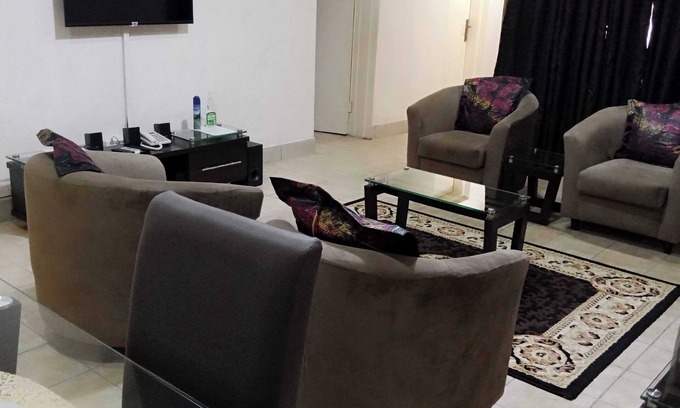 Mushin Cabine | A 2-minute drive from the SPAR market. Friendly and calm environment