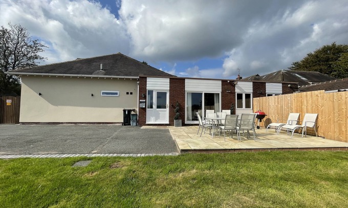 Frodsham Maison | A 3 bed property located on private grounds at the Top of the Ridge in Cheshire.