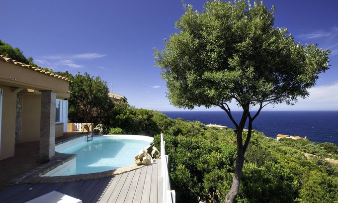 Costa Paradiso Maison | A 300 m dal Mare, Piscina a Sfioro, Vista a 180 Gradi, Wifi