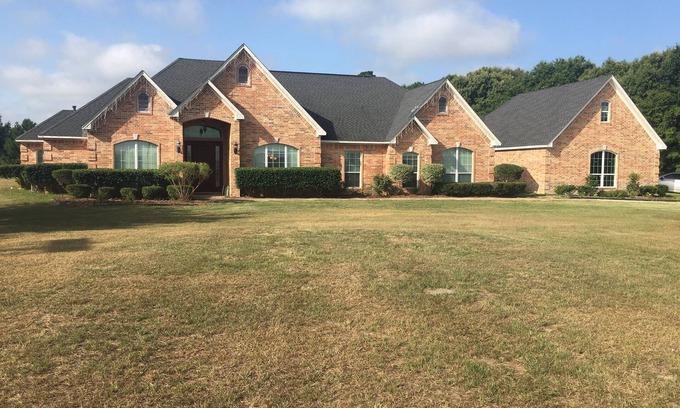 Flint Maison | Une belle maison personnalisée de 5 chambres située à 5 miles du centre-ville de Tyler, Tx.