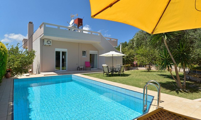 Xirokampi Villa | Une villa de 4 chambres avec piscine privée, à 4 km de la plage