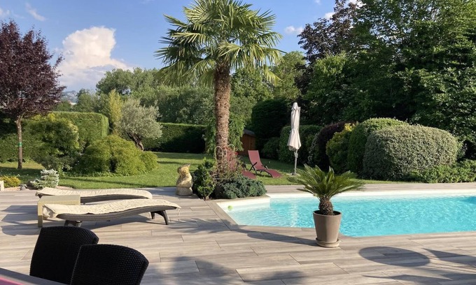 Pringy Villa | A 6 KM DU LAC D'ANNECY VILLA LUMINEUSE JARDIN CLOS ET ARBORE PISCINE CHAUFFEE