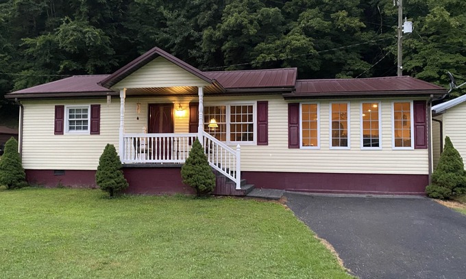 Newtown Maison | A & B TRAIL HOUSE @ Hatfield-McCoy Trails, 5 Beds Plus Futon 2 Couches & 2 Baths