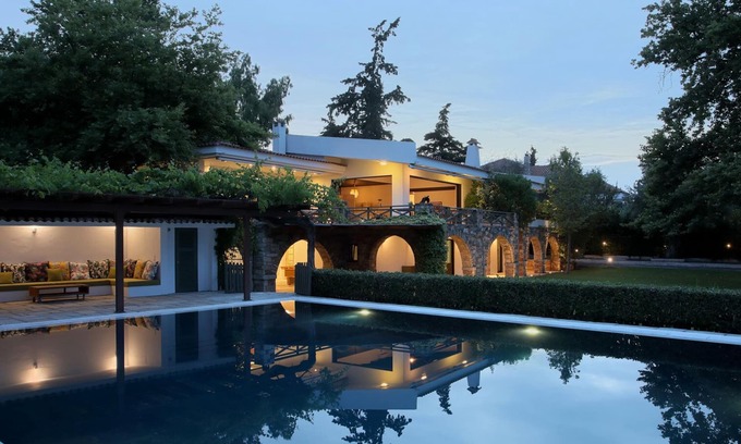 Molos-Agios Konstantinos Villa | Villa Salted Maple, villa de 6 chambres en bord de mer avec une grande piscine privée