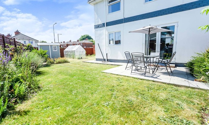 Cleethorpes Maison | A beautiful 3 bed semi detached house. Private driveway up to three vehicles.