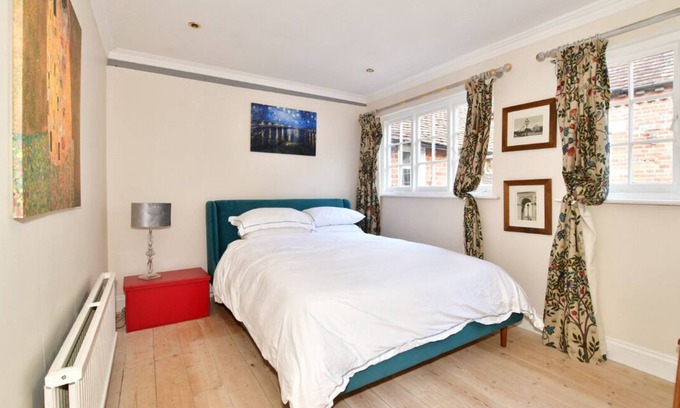 Billingshurst Maison | A beautiful, charming & deceptively spacious converted barn in a quiet location
