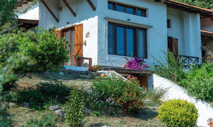 Aristotelis Maison | A beautiful house in the country side, with direct access to a magnificent beach