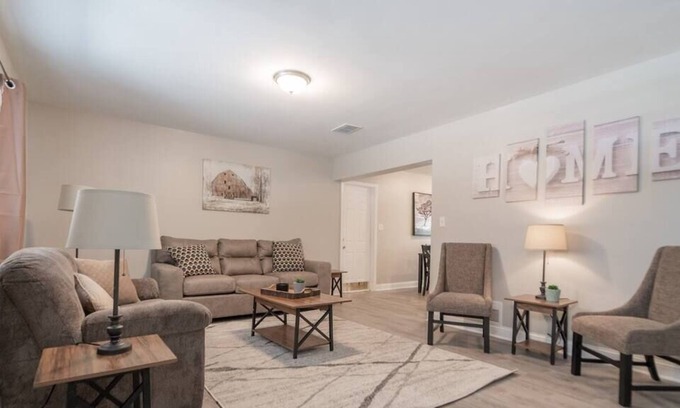 Schererville Maison | A Beautiful Modern Home in a Great Location!
