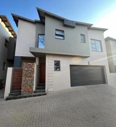 Kempton Park Maison | A beautiful modernize 4 bedrooms stand alone house