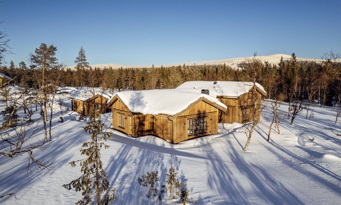 Idre Chalet De Ski | A beautiful mountain house with many beds.