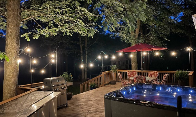 Waupaca Maison | Une belle maison récemment rénovée nichée sur un terrain riverain boisé avec un bain à remous.