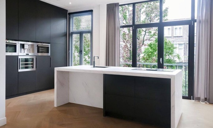 Oud-Zuid Appartement | A beautiful room with own bathroom and toilet in the city centre