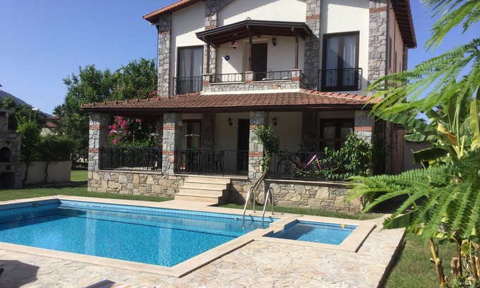 Dalyan City Center Villa | Une belle villa moderne située dans 1000 mètres carrés avec piscines privées, wi fi, air conditionné