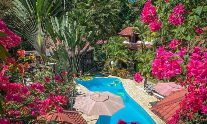 Ballena Station Balnéaire | A boutique jungle oasis! Spacious villa with resort amenities.