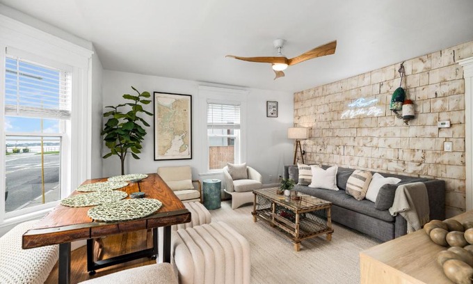 Gloucester Appartement | A by the Bay - Stunning Seaside Apartment