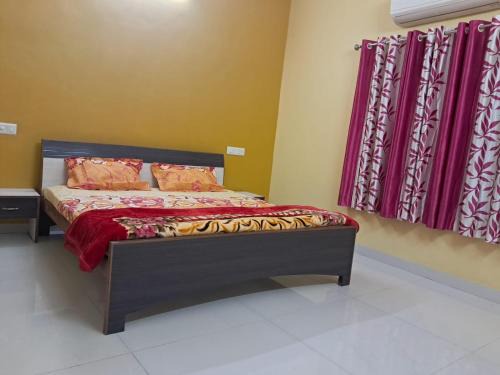Vapi Lit Et Petit-Déjeuner | A C Room Near Devka Beach with Refrigerator,Microwave, RO Water