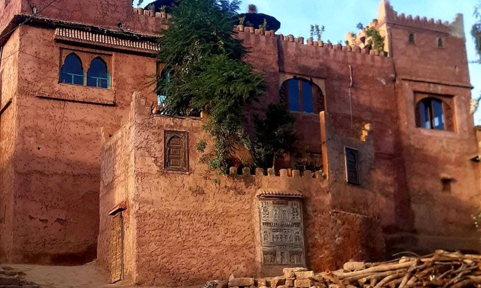 Azrou Melloul Autre | Un château avec une vue sur les montagnes de l atlas