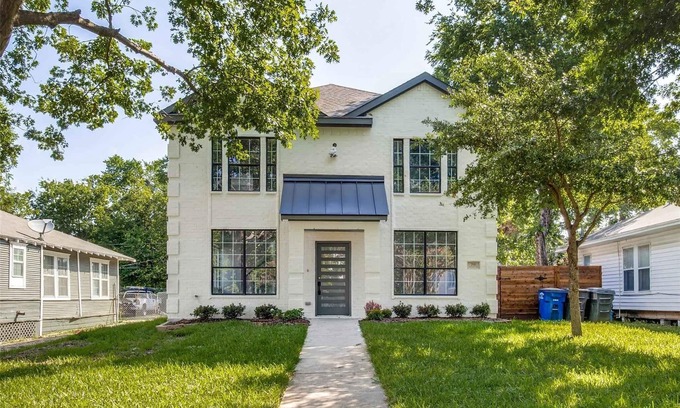 Dallas Maison | A Century Modern Luxurious Home Minutes from White Rock Lake & A Huge Backyard!