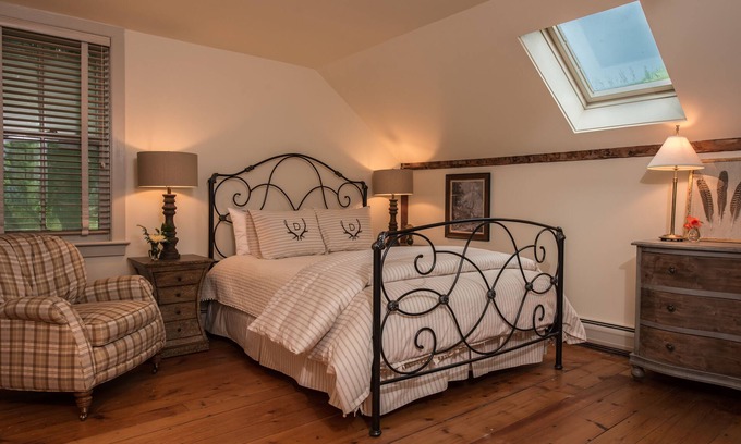 Woodstock Maison | Une charmante ferme des années 1820, idéalement située à six kilomètres du Woodstock Green le long de la pittoresque rivière Ottauquechee. Avec un accès facile aux domaines skiables de Killington et d'Okemo, les clients profitent du meilleur des charma...